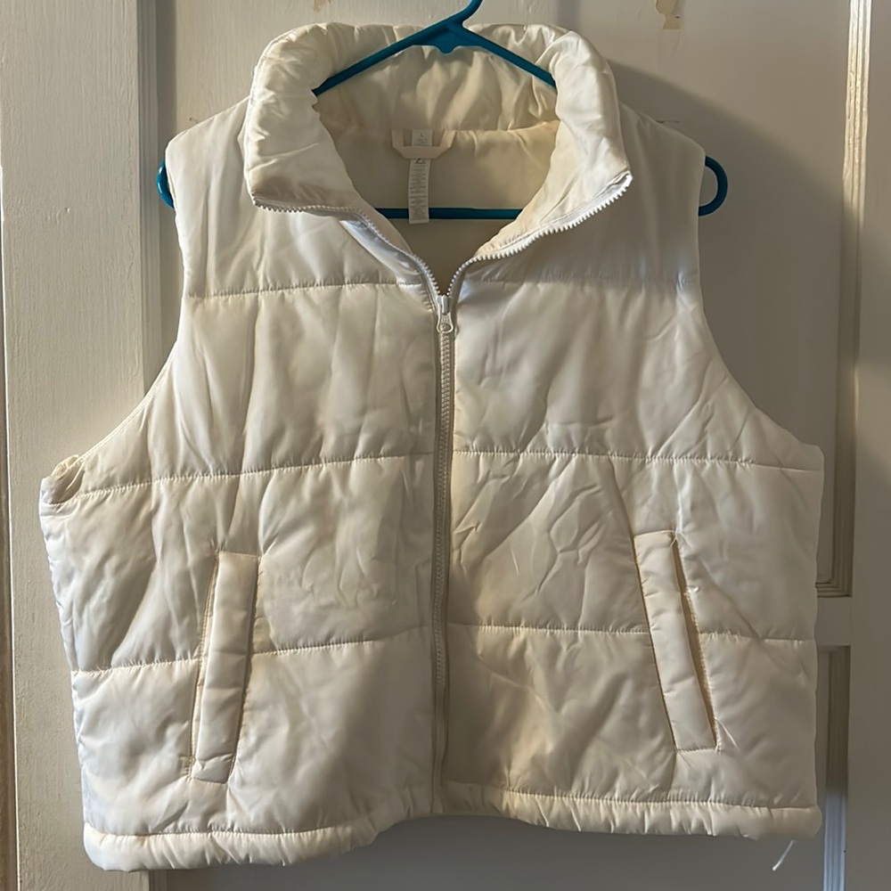 DONATING SOON - MAKE OFFERS! 
Z by Zella Puffer Vest
